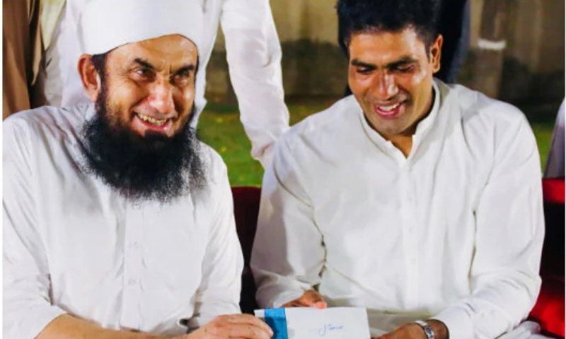 مولانا طارق جمیل کی ارشد ندیم سے ملاقات، 5 لاکھ روپے کا چیک بھی تھما دیا