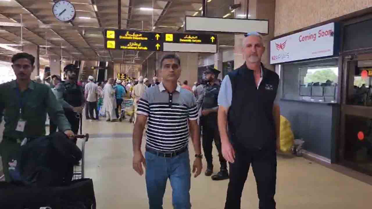 قومی ٹیسٹ ٹیم کے ہیڈکوچ جیسن گلیسپی آسٹریلیا سے اسلام آباد پہنچ گئے