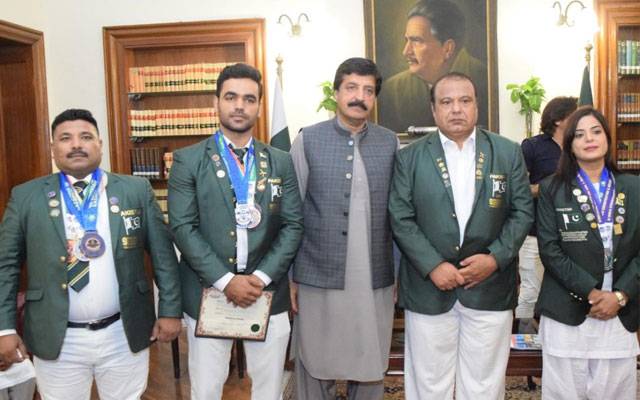 قازقستان میں گولڈ میڈل جیتنے والی ٹیم کی گورنر پنجاب سردار سلیم حیدر سے ملاقات