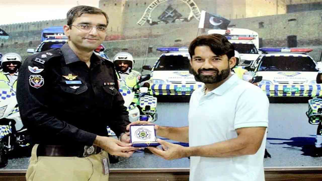 وکٹ کیپر بیٹر محمد رضوان نے ڈرائیونگ لائسنس حاصل کرلیا