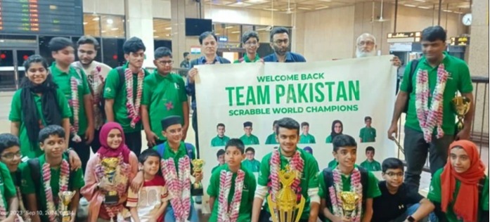 ورلڈ یوتھ سکریبل چیمپئن شپ کا ٹائٹل جیتنے کے بعد پاکستانی ٹیم وطن پہنچ گئی