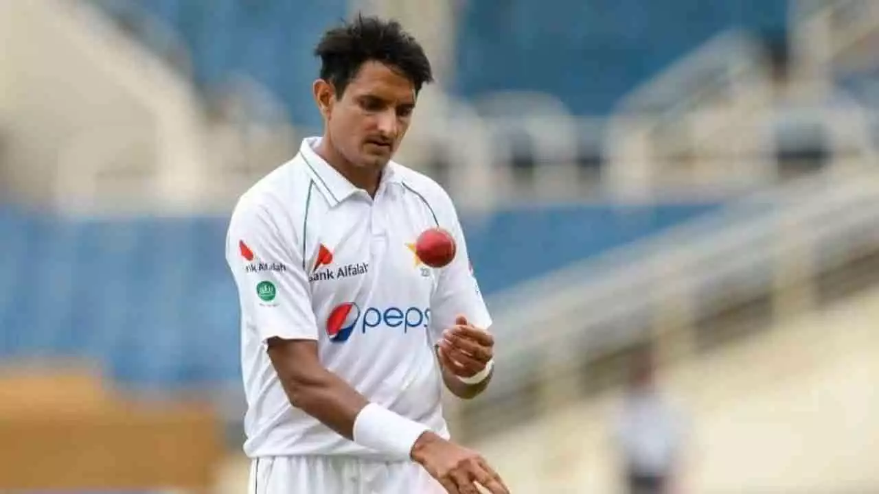 فاسٹ بولر محمد عباس کی فرسٹ کلاس کرکٹ میں 700 وکٹیں مکمل