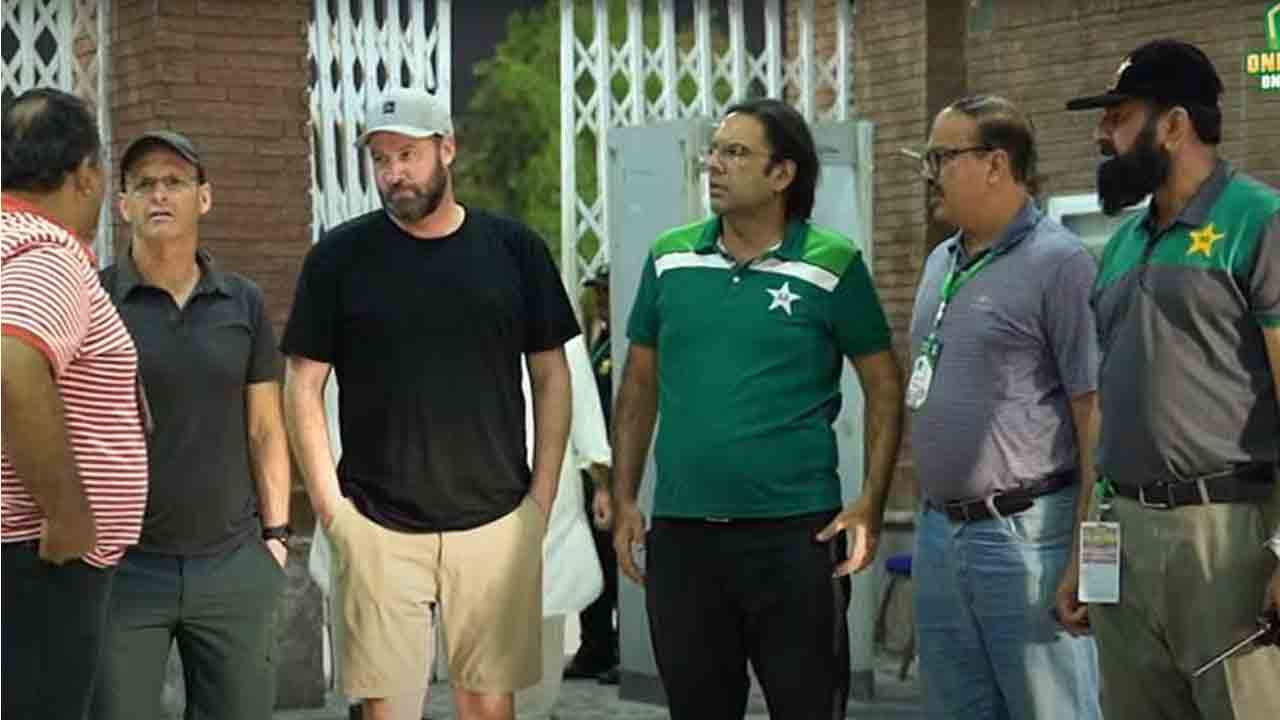 وائٹ بال ہیڈ کوچ گیری کرسٹن اقبال سٹیڈیم فیصل آباد پہنچ گئے