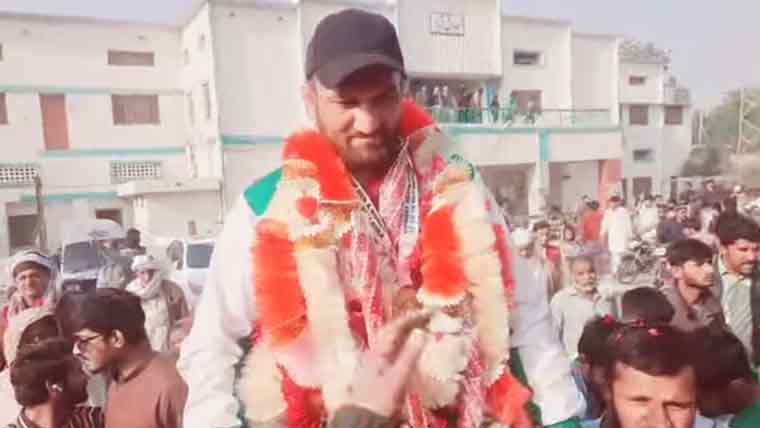 گولڈ میڈل جیتنے والے "مانی پہلوان" کا آبائی شہر پہنچنے پر شاندار استقبال