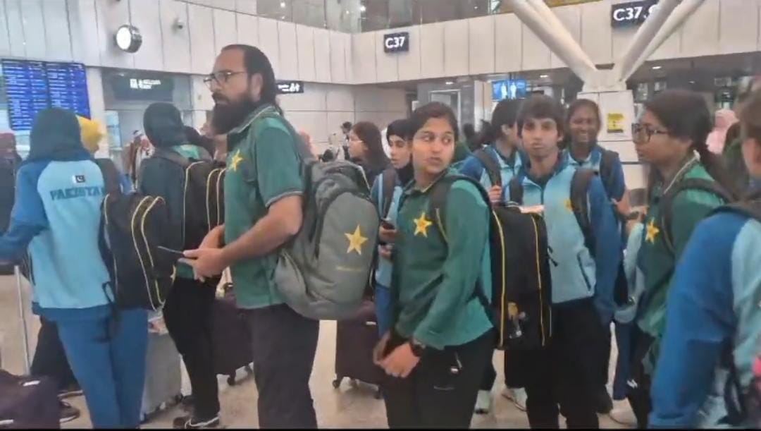 پاکستانی ویمنز انڈر 19 ٹیم کپتان ضوفشاں ایاز کی قیادت میں ملائشیا پہنچ گئی