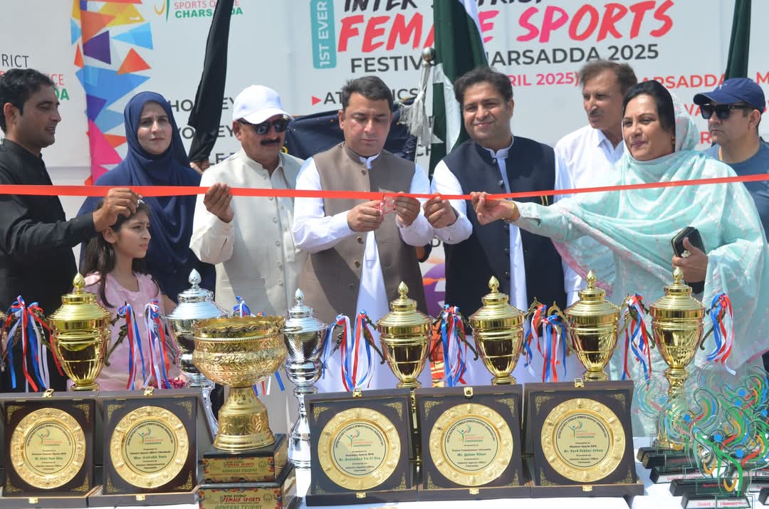انٹر ڈسٹرکٹ خواتین سپورٹس فیسٹول چارسدہ سپورٹس کمپلیکس میں شروع ہوگئی
