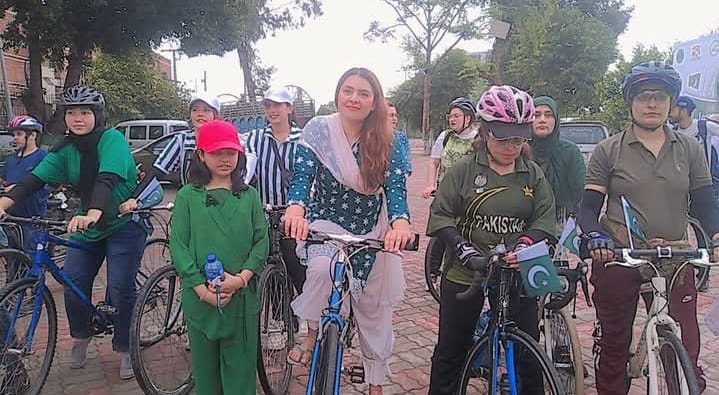 یوم آزادی کی خوشی میں لاہور میں سائیکل ریلی کا انعقاد