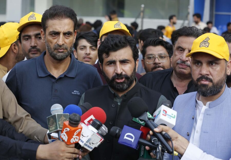 سیلاب زدگان کی امداد کے لیے پشاور زلمی الیون اور لیجنڈز الیون کے درمیان میچکا شاندار انعقاد