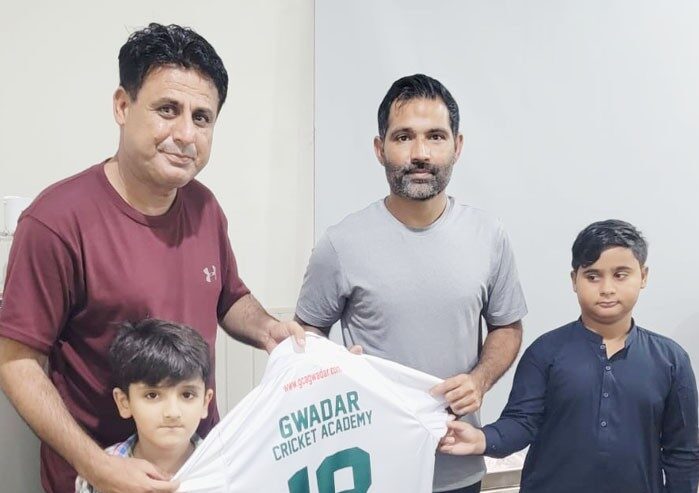 ٹیسٹ کرکٹر اسد شفیق نے گوادر کرکٹ اکیڈمی نئی کٹ کی رونمائی کردی