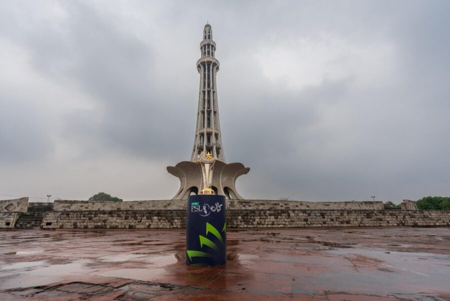 پی ایس ایل 11 کی وننگ ٹرافی پشاور سے لاہور پہنچ گئی