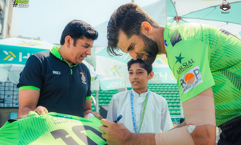 بیماری سے جنگ کے باوجود حوصلہ بلند، قلعہ دیدار سنگھ کے بچے کی شاہین آفریدی سے ملاقات